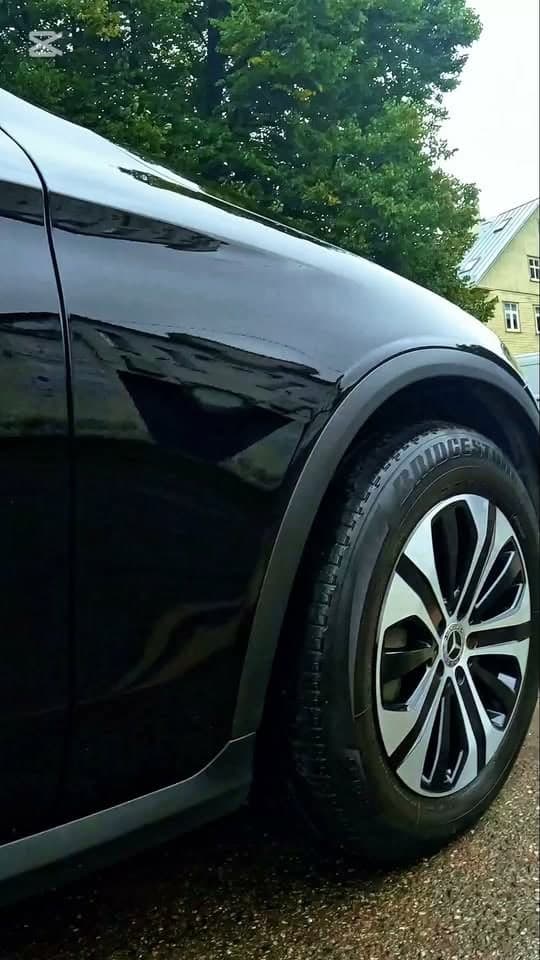 Musta auto poleeritud porilaud ja puhas velg