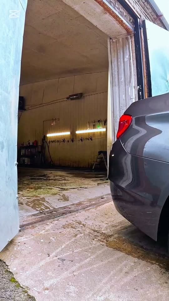 Auto Läikekultuuri garaaži ukse ees